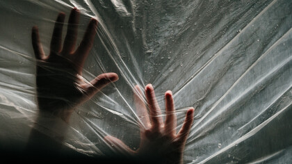 Peur, anxiété et panique. L’individu réduit à la survie et dominé par cette motivation qui se transforme bien vite en idée fixe se sent constamment menacé 