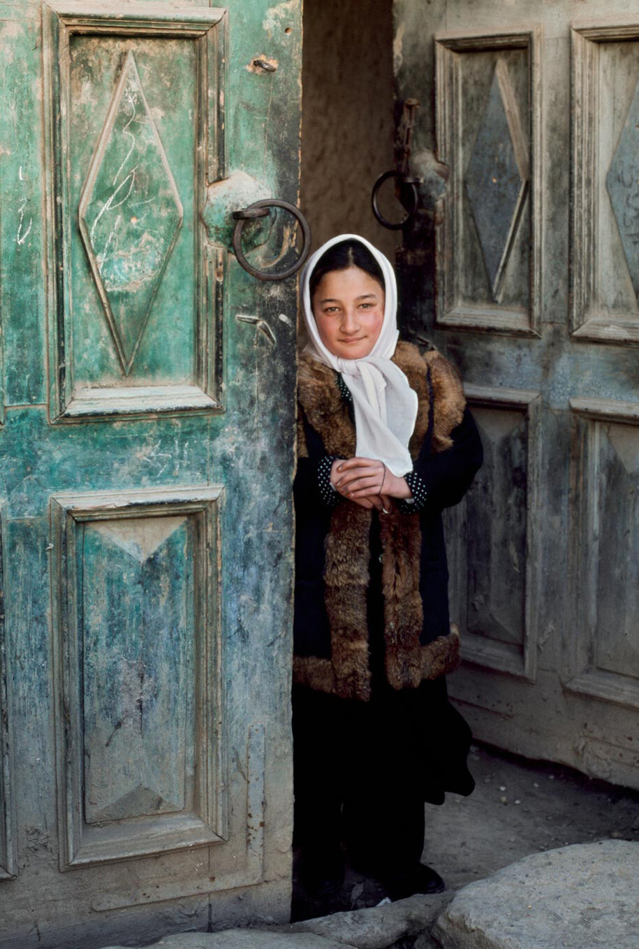 Steve McCurry, Ragazza sull'uscio, Afghanistan, 2003