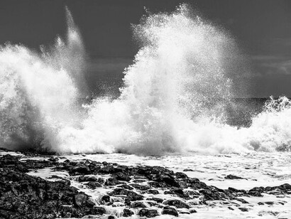 Esta evocación pretende aunar el libre impulso del poeta con el rigor del filósofo que no reniega de la razón que enfrenta la barbarie de nuestro tiempo