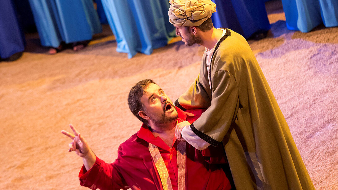 Luis Cansino, el tenor Jesús Gómez (‘Abdallo’) y el Coro de Ópera de Málaga. Foto: Daniel Pérez / Teatro Cervantes