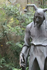Rigoletto. Mantova, Lombardia, Italia. «Facci ridere pagliaccio!». Urla il re. E il giullare si muove al suono, con una danza scoordinata. Tutti ridono. Tutti tranne una donna