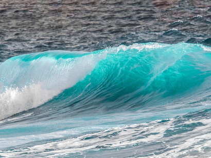 Ola de mar. En vez de darnos cuenta de que somos el océano mismo, nos pensamos gota separada
