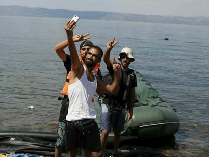 Sirios haciéndose una foto al llegar a la costa griega