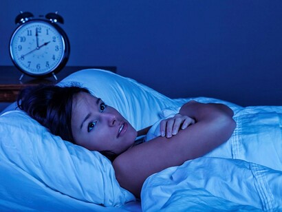 Una mujer despierta en la madrugada