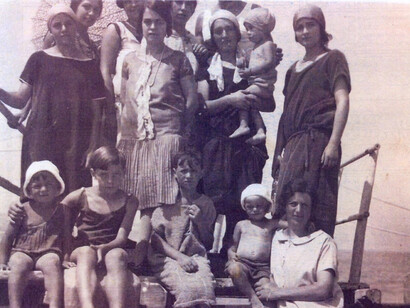 Siamo nel 1931 in piena era charleston e si vede. Quella ragazza in piedi, la prima a sinistra è la mamma, insieme alle cugine di Fano. Aveva 19 anni.