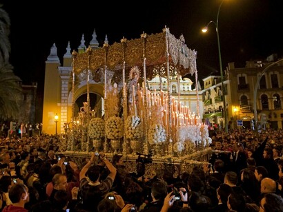 Semana Santa en Sevilla. Nuestra Señora de la Esperanza Macarena saliendo de su basílica