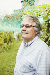 Virgilio Vidor al lavoro nei suoi vigneti