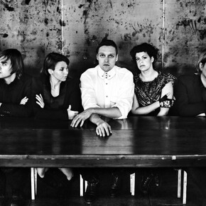 Anton Corbijn, Arcade Fire, Marseille, 2010. Courtesy of Kunstforum Wien