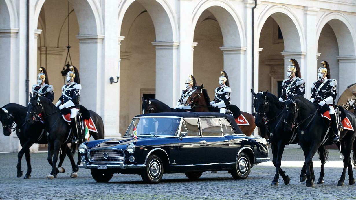 La Lancia Flaminia presidenziale del 1961 nel cortile del Palazzo del Quirinale