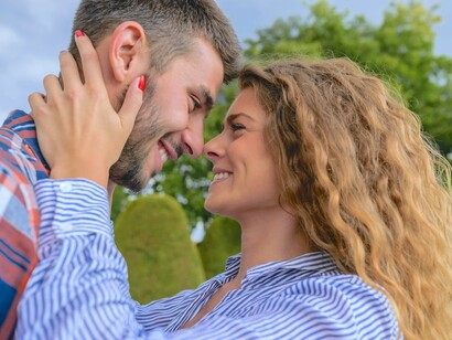 Casal troca olhares apaixonados