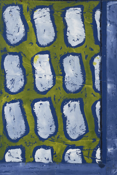 Claude Viallat, Sans titre n°538, 2013, Acrylique sur bâche bleue, 182 x 127 cm, Courtesy Galerie Daniel Templon, Paris & Brussels. Crédit photo : B. Huet/Tutti