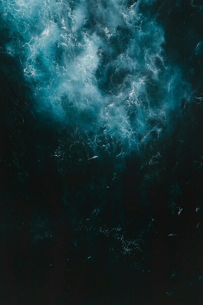 Agua de mar azul en movimiento