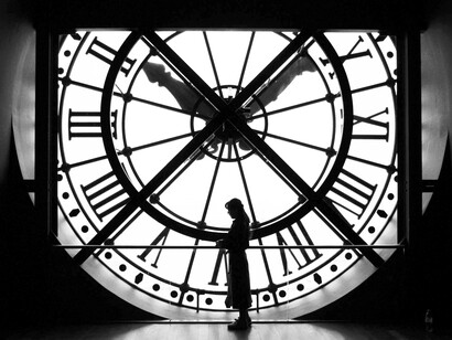 Orologio. Tempo e eternità: il confronto tra la fugacità degli attimi e l'immortalità della mente. Parigi, Francia