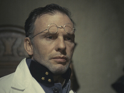 Jean-Louis Trintignant in una scena del film Il Deserto dei Tartari di Valerio Zurlini