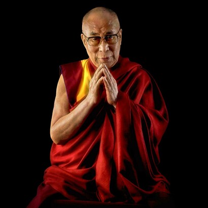 Tenzin Gyatso fue declarado jefe de gobierno en el exilio el 17 de noviembre de 1959, y justo con dicho gobierno reside desde entonces en Dharamsala, en el estado de Himachal Pradesh, en el norte de la India