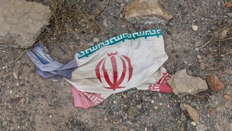 Oggi l’Iran è attraversato da una crisi politica acuta, con il potere sempre più concentrato nei vertici dei Pasdaran mentre il regime intensifica repressioni ed esecuzioni per contenere proteste diffuse, sullo sfondo di guerra e gli attacchi da parte di Israele e Stati Uniti