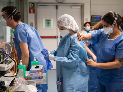 Los miembros del personal sanitario se mantienen pendientes de que sus compañeros laboren en condiciones seguras