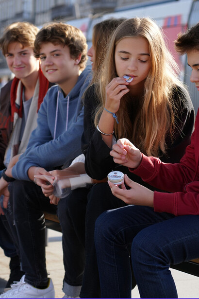 Die Ergebnisse sind bereits deutlich zu sehen. Laut einer Umfrage der DAK-Gesundheit unter Jugendlichen nutzen bereits sehr viele Teenager Nikotinbeutel. Sie schätzen, dass jeder siebte Jugendliche im Alter von 16 oder 17 Jahren sie bereits ausprobiert hat