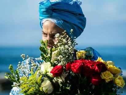 Mulher entrega oferendas à entidade. Os símbolos fazem parte da nossa história. A representação simbólica do mundo, bem como as formas de relações sociais, nossas construções e invenções ajudam a legitimar o nosso imaginário. Tudo isso porque o núcleo central da cultura são as ideias tradicionais