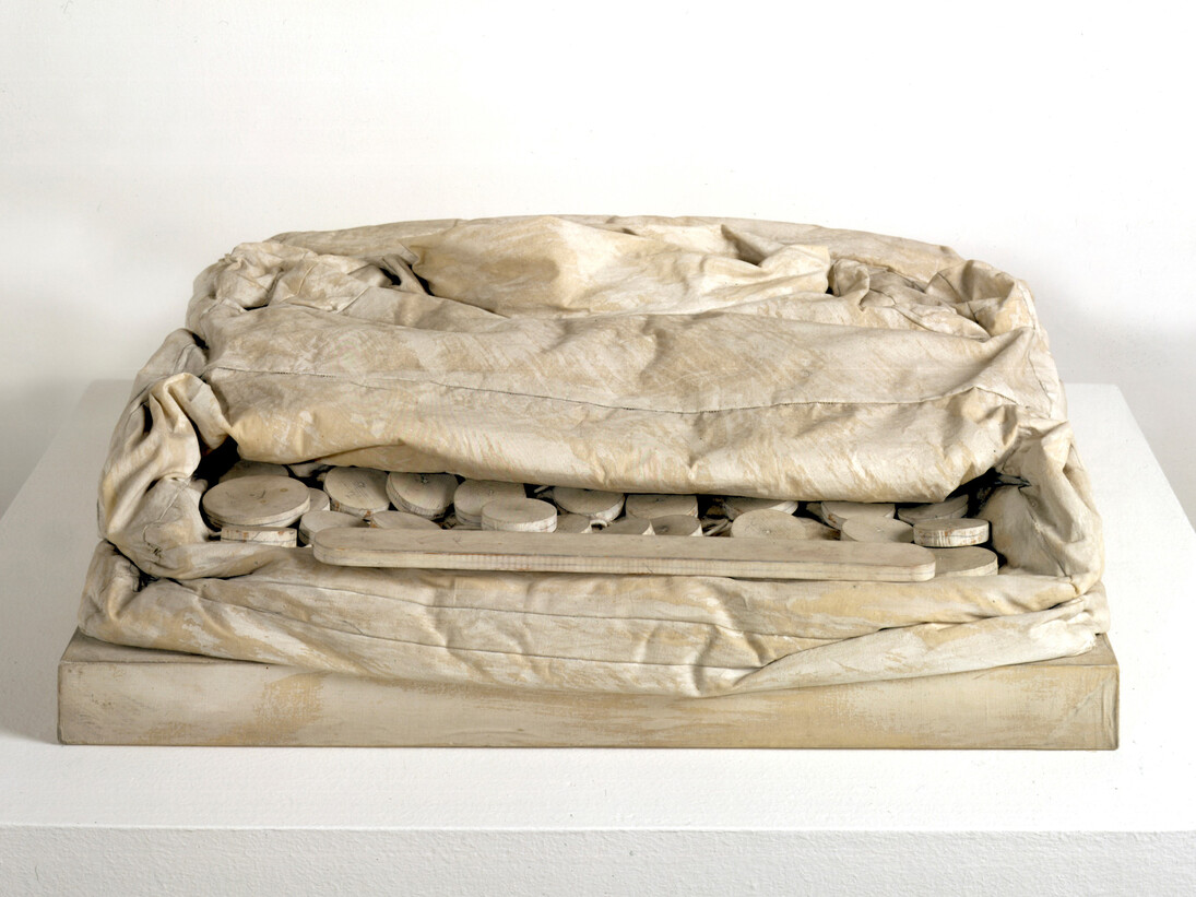 Claes Oldenburg, born 1929, Soft Typewriter, “Ghost“ – Version 1963, Liquitex on canvas over kapok filling and Wooden construction, cord, wood, acrylic glass plate, wooden base, 230 x 700 x 720 mm, MMK Museum für Moderne Kunst Frankfurt am Main, Photo: Axel Schneider © Claes Oldenburg

