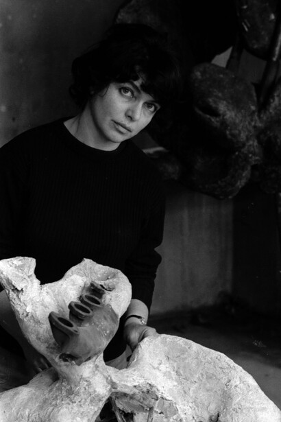 Alina Szapocznikow in her Père-Lachaise studio, Paris, FR with her work ‘Krab (Crab)’, 1964
1964
Unknown photographer