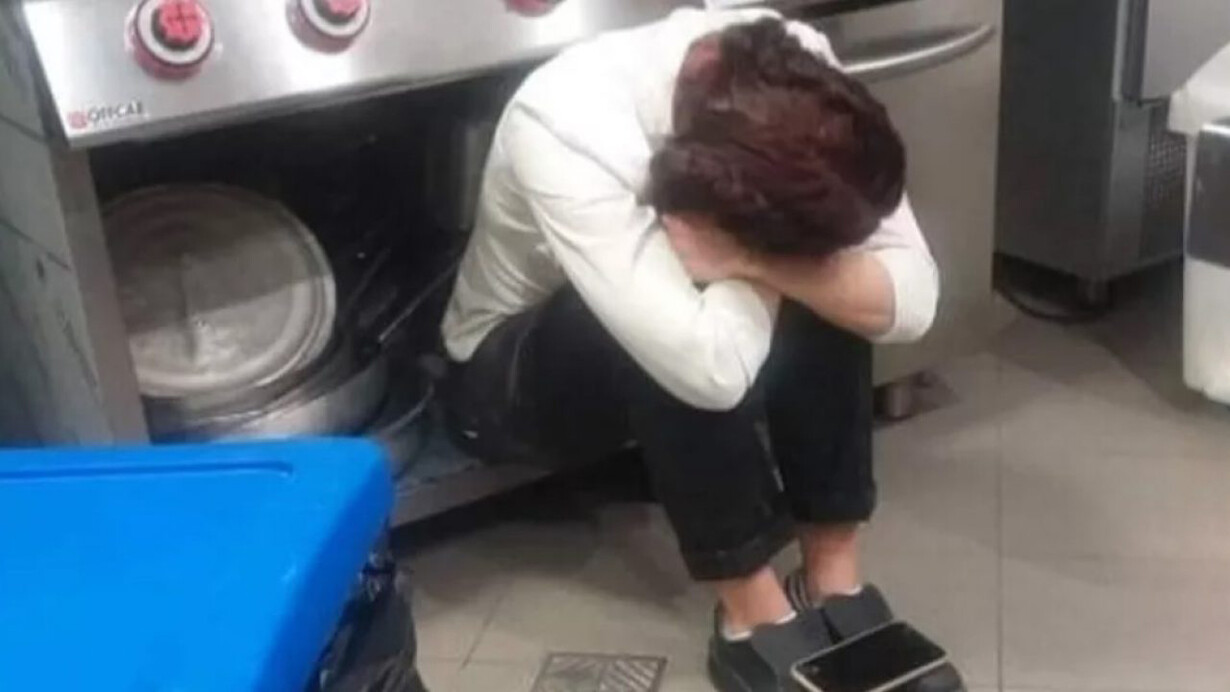 Camilla Moccia in un momento di sconforto nella cucina del suo ristorante