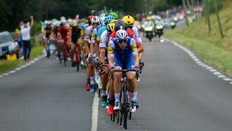 Une image si vivante qu'elle peut être qualifiée de photo animée, prise en 2017 des cyclistes au milieu du Tour en Dordogne, France 