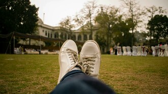 Hombre traicionado durmiendo en el parque