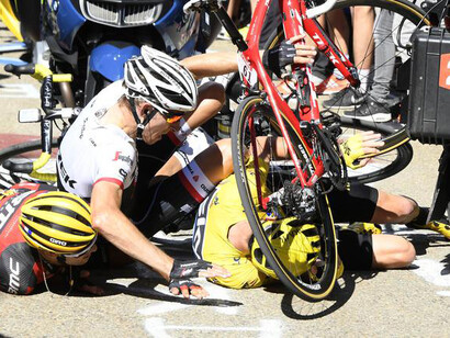 La caduta che ha coinvolto Mollema, Froome e Porte