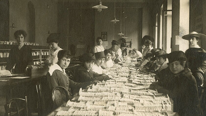 Donne al lavoro in un ufficio postale lombardo durante la Prima guerra mondiale