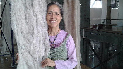 La búsqueda de relaciones invisibles entre las cosas, la confianza en la imaginación como forma de conocimiento.  La artista y poeta chilena Cecilia Vicuña (1948) en el Museo Nacional de Bellas Artes, 2014.  Santiago, Chile