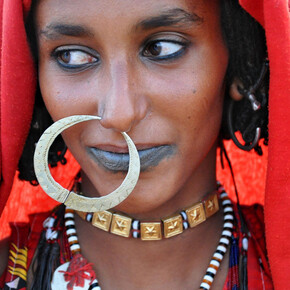 Enikö Nagy, The large golden zumam, a nose ring, underlines the beauty and status of this Kababish nomad woman. In Al Hamrat Al Sheikh