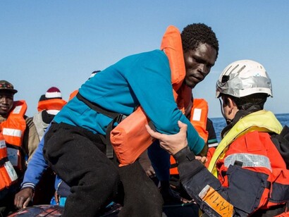 Migranti che vengono aiutati a sbarcare. C'è da domandarsi se accoglienza e solidarietà possono essere condizionate al punto da non accettare l'ingresso alla metà di quei migranti 