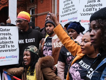Manifestantes frente a la embajada de Catar en Londres, RU exigen respeto a las personas LGTB+