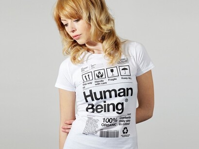Una chica con una camiseta en la que se lee "ser humano"