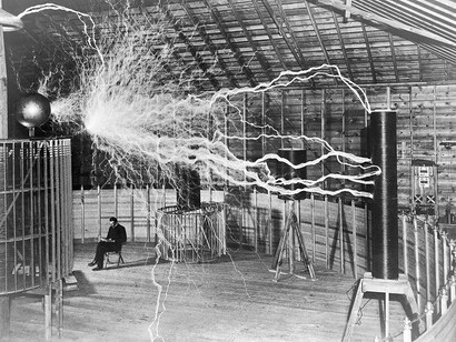 Nikola Tesla,ingénieur et inventeur d’origine serbe © Nikola Tesla By Photographer Dickenson V. AlleyRestored by Lošmi, CC BY-SA 4.0