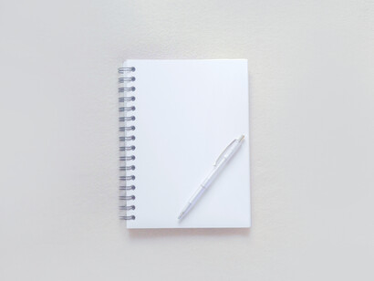 Se emplean dos puntos tras las fórmulas de saludo en el encabezamiento de cartas y documentos