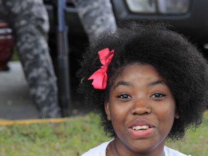 Niña haitiana en Repúblicana Dominicana: ¿qué tiene la sonrisa de un inmigrante que es como un rayo de luz en medio de la tormenta? (fotografía de Maribel Nuñez)