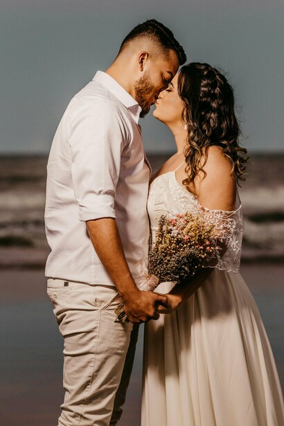 Casal recém-casado. Já falamos em acessórios algumas vezes, mas é importante ressaltar que o que vai melhor e te deixe mais confortável é preferível, então evite ornamentos que podem grudar em tecidos para quando for abraçar os conhecidos não haver acidentes, ou peças que possam fazer peso ao longo da noite