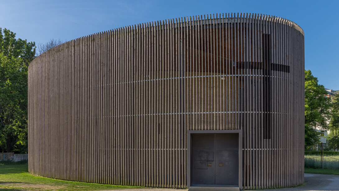La Capilla de la Reconciliación, ubicada en el recinto del Memorial del Muro de Berlín, en Bernauer Strasse, fue diseñada por los arquitectos Peter Sassenroth y Rudolf Reitermann e inaugurada el 9 de noviembre de 2000