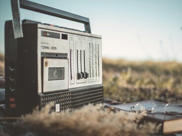La radio, como otros medios, tiene la capacidad de usar su canal para difuminar la linea entre ocio y politica