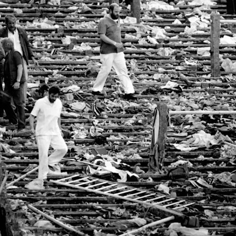 Quel giorno, la follia degli ultras e l’inerzia delle istituzioni si fusero in un disastro che il calcio non ha mai davvero espulso