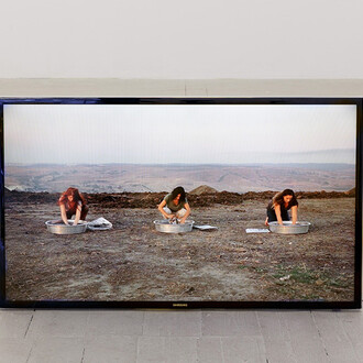 Fatma Bucak, Scouring the press, 2016, HD video, colour, sound, 9 min, 20
sec., originally produced by SAHA Association, Istanbul