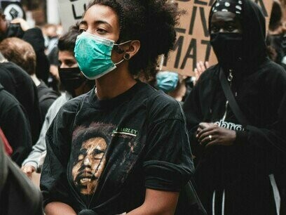 Enquanto a esquerda batia cabeça para tentar salvar o pescoço da Dilma do impeachment, a direita se apoderou daquele que seria o maior veículo de formação de opinião e comunicação em massa. As redes sociais e a internet