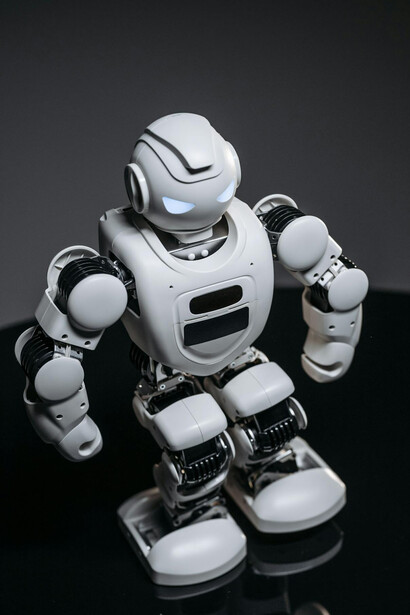 Robot giocattolo bianco con gli occhi illuminati
