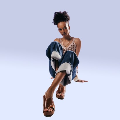 La modella indossa un paio di zoccoli dal plateau iconico firmati Stringart