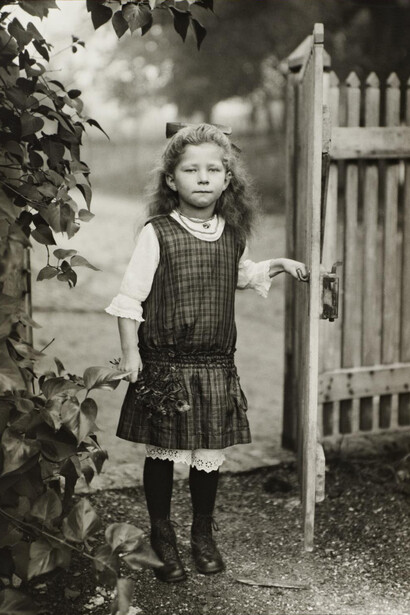 August Sander, Bambina della fattoria, ca. 1910