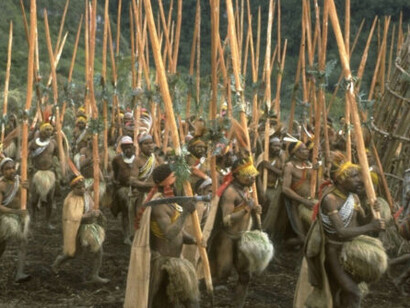 Godelier evidenció que es posible la existencia de desigualdades profundas y sistemáticas sin una relación directa con la riqueza ni con las clases sociales, lo cual interpela a las lecturas reduccionistas de la opresión