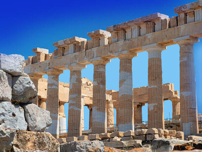 Percezione. Come fosse un rito, percepisci la quint’essenza del profumo e non lo senti soltanto, ma inizi anche a vederlo quel profumo senza nome. Atene, Grecia