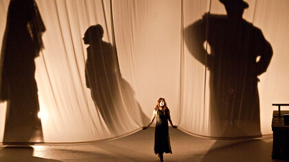 Fin da piccolo, il regista Emmanuel Demarcy-Mota è stato molto affascinato dal lavoro di Pirandello. Nell’allestimento dei “Sei personaggi in cerca d’autore” richiama l’attenzione sull’incongruenza tra illusione e realtà. © Jean Louis Fernandez